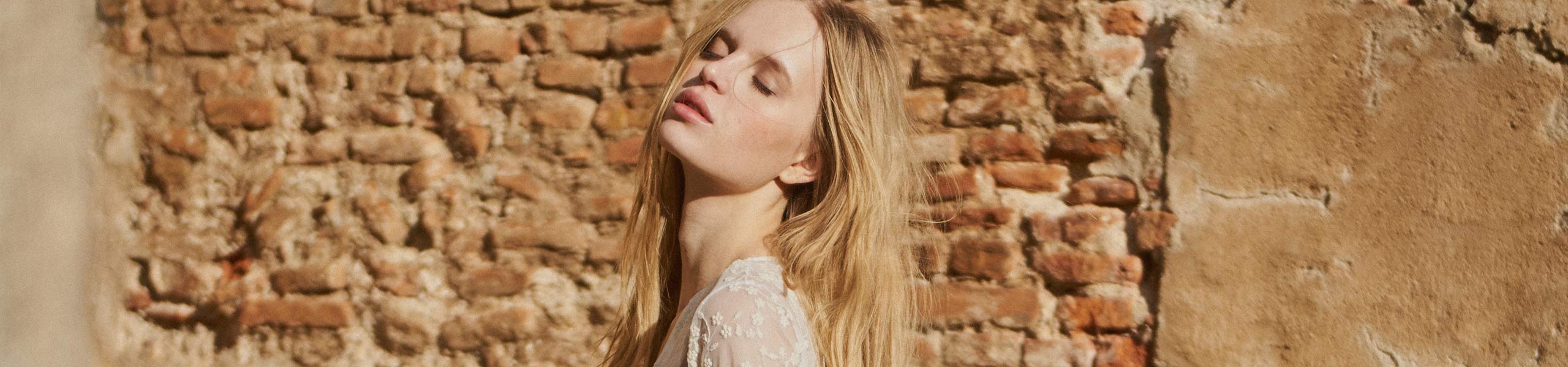 Mujer rubia al sol